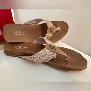 Yellow Box SportyB Flip Flops, size 8.5